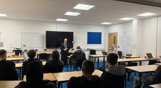 Comisiynydd yr Heddlu a Throseddu’n Ymgysylltu â Phobl Ifainc a Thimoedd Lleol yn Sir Benfro 